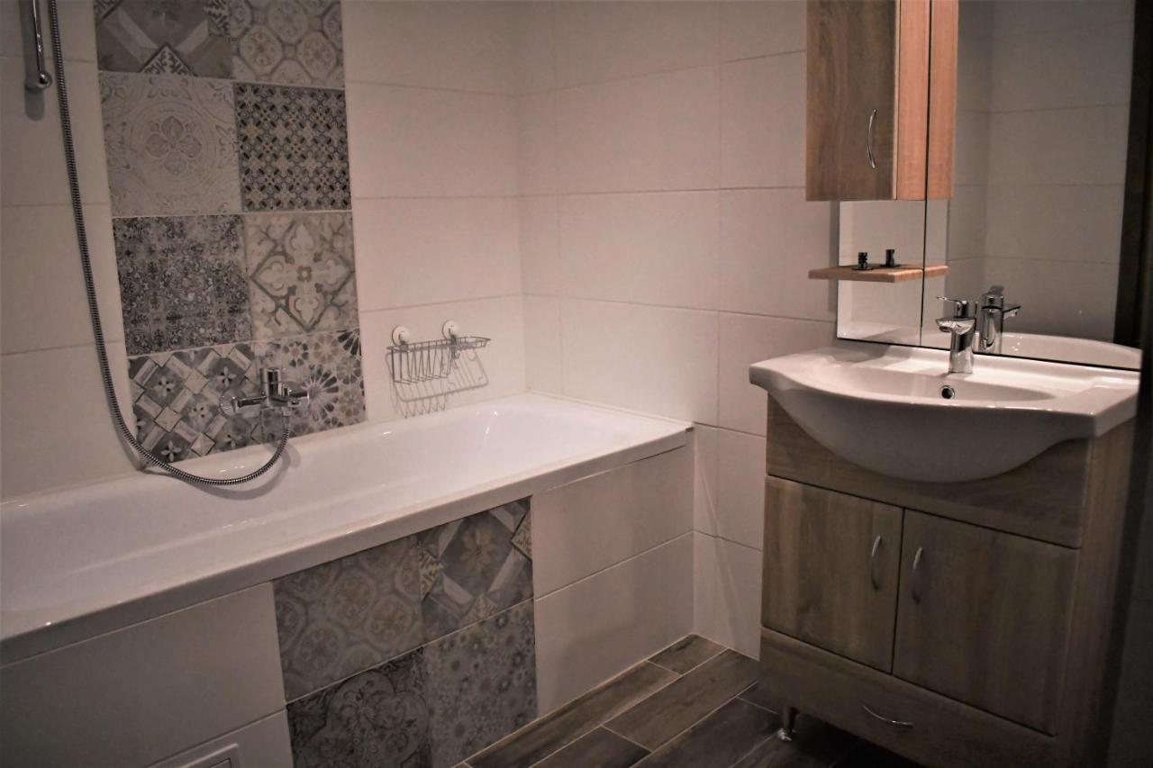 VATUS Apartmanház Vác Esterno foto